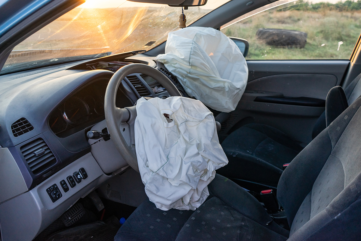 Bild på en en bils framsäte med utlöst airbag